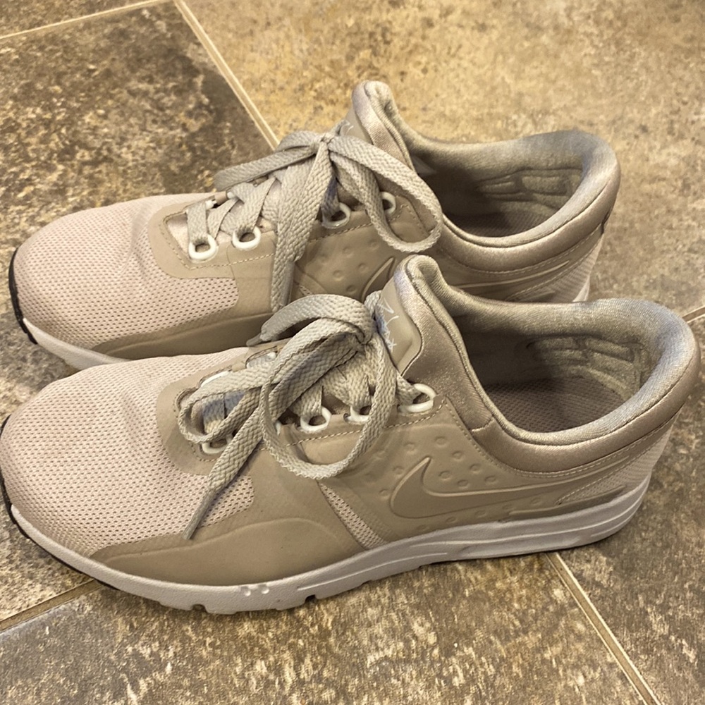 Nike tan sneakers